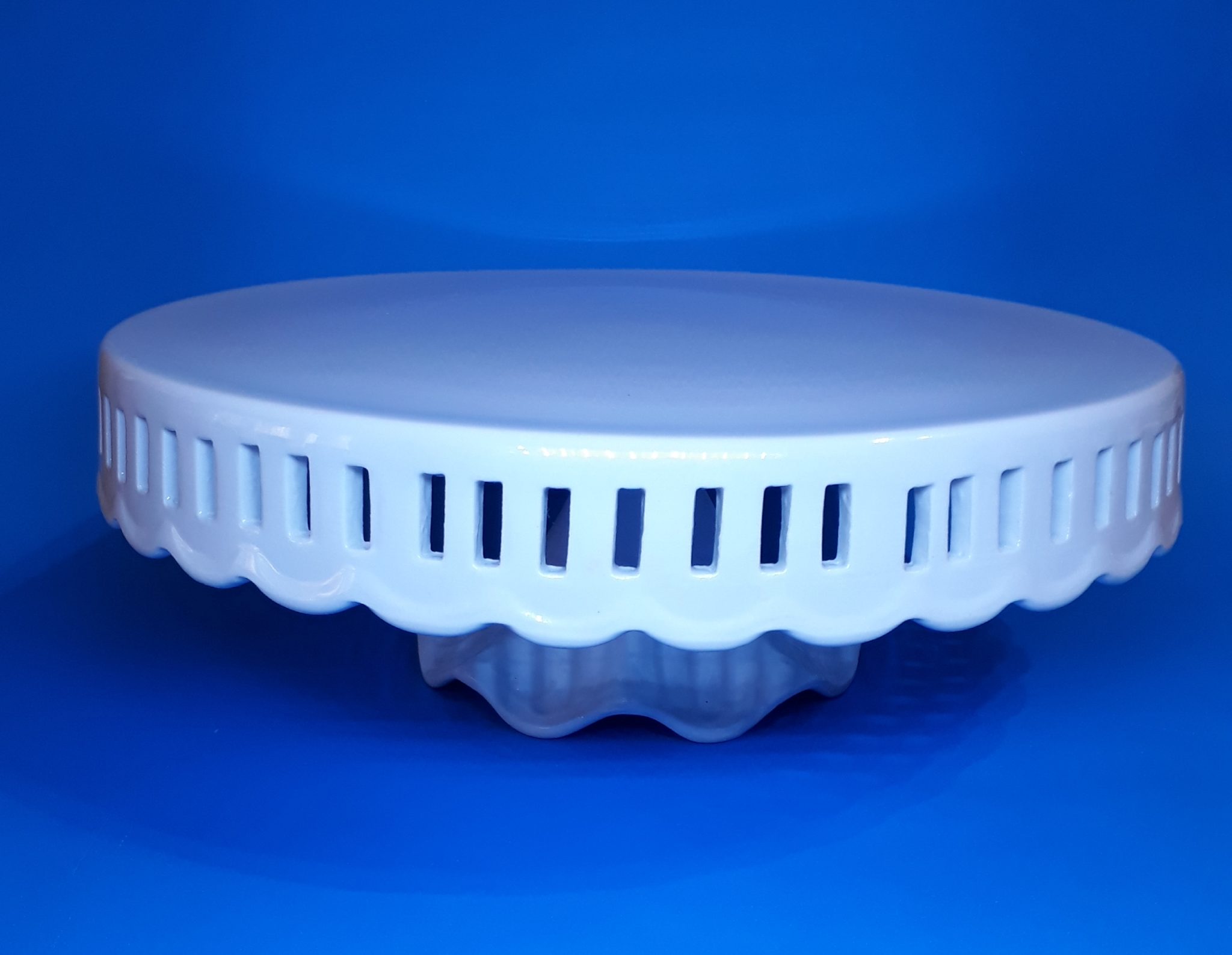 BANDEJA PIE DE TORTA CÉRAMICA CALADA 26 CM. ReinaAbru